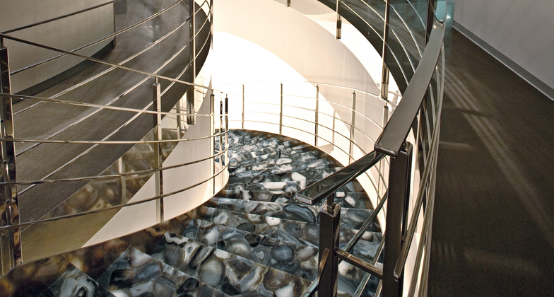 Escadaria com superfície de quartzo