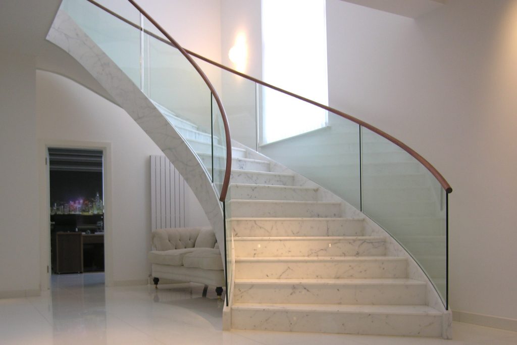 Escadaria em mármore branco