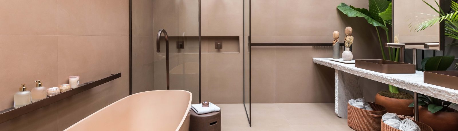 Spa em casa: projetos de banheiro em mármore para focar no bem-estar